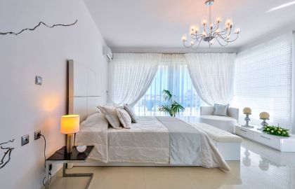 Ktima Reveli, Калатас, white suite bed 2