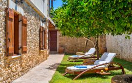Villa Manolis, Asteri, Sunbeds in the courtyard
