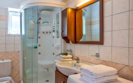 Ilios Villas, Stalos, Bathroom in bedroom 2