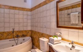 Ilios Villas, Stalos, Bathroom with bathtub