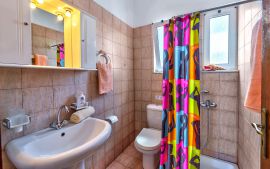 Dina Apartments, Almirida, Bathroom with shower