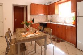 Cheerful Apartment, Ville de La Canée, fully equipped kitchen 3