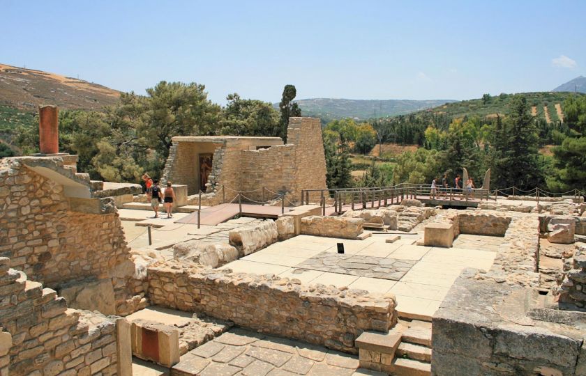 Concierge with a local Guide, Ville de La Canée, private tour to Knossos