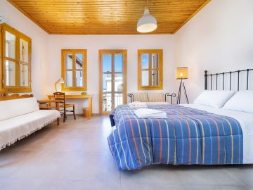 Clio Apartment, Καλύβες