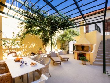 Eleni House, Καλύβες