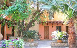 Olive Tree Cottages, Paleokhóra, facade