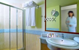 Elotis Suites, Αγία Μαρίνα, bathroom-in-2-bedroom-apartment