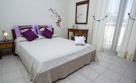 Villa On Top, Megala Horafia, upper floor double bedroom