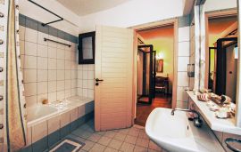 Club Lyda Hotel, Gouves, double-bedroom-bathroom