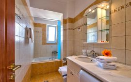Cactus Apartments, Stalos, bathroom