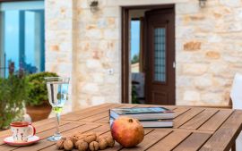 Villas Milos, Agia Pelagia, villaIII-courtyard-detail