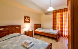 Villa Yannis, Asteri, villa-yiannis-twin-bedroom-ground-floor-1b