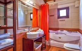 Villa Yannis, Asteri, villa-yiannis-jacuzzi-upper-floor