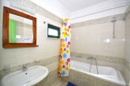 Aloni Suites, Καλαθάς, Aloni Suites bathroom