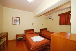 Aloni Suites, Калатас, Aloni Suites twin bedroom 1a