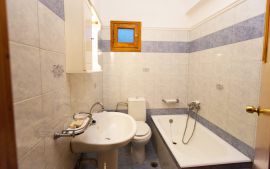 Filoxenia Studios & Apartments, Палeохора, apartment-bathroom