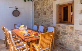 Villa Manolis, Asteri, Exterior dinning area