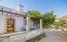 Villas Manos, Μεγάλα Χωράφια, Courtyard