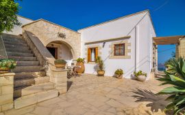 Villas Manos, Megala Horafia, Exterior sitting area