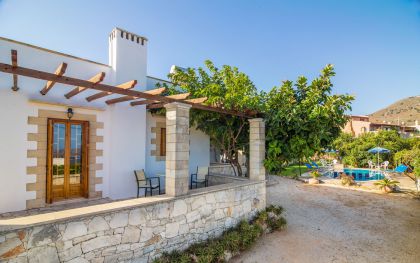 Villas Manos, Мегала Хорафиа, Courtyard