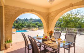 Traditional Stone Villas, Καλύβες, Exterior dining area