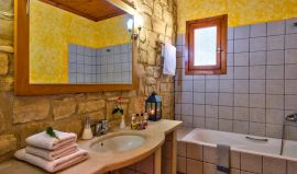 Villa Calm, Asteri, Bathroom with bathtub