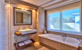 Villa South Crete, Makrigialos, En suite bathroom in the master bedroom