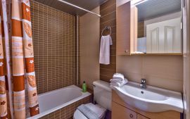 Theos Village Apartments, Хрисси Акти, Bathroom with tub