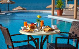 Mesogios Beach, Kissamos, Breakfast by the pool