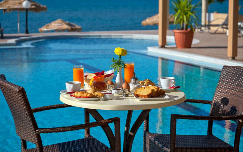 Mesogios Beach, Киссамос, Breakfast by the pool