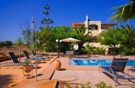 Iakinthi Villa, Σταυρός, courtyard shower 1