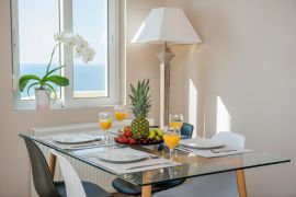Sunny Apartment, Ville de La Canée, dinning table 1