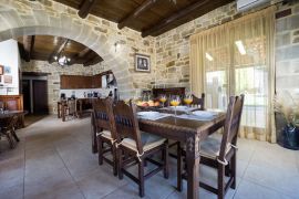 Cozy Stone Villa, Фалассарна, dining-area