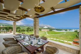 Villa Aloni, Kissamos, courtyard dining area