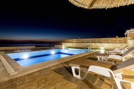 Villa Anatoli, Τριόπετρα, villa Anatoli pool area at night