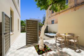 Casa Verde Grand Suite, Chania town, private courtyard 1