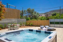 Villa Avo, Mournies, private jacuzzi 1