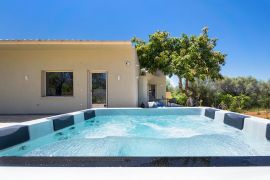 Ktima Avo, Mournies, private jacuzzi 3b