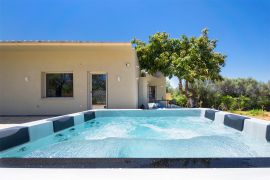 Villa Avo, Mournies, private jacuzzi 3b