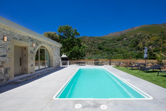 villa george private pool 1